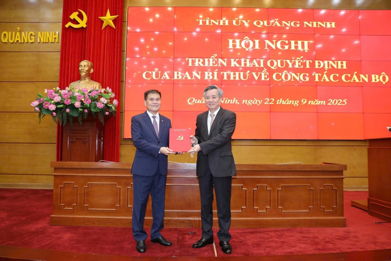 Ông Nguyễn Quang Dương, Ủy viên Trung ương Đảng, Phó trưởng ban Ban Tổ chức Trung ương trao Quyết định cho ông Bùi Văn Khắng. Ảnh: T.T