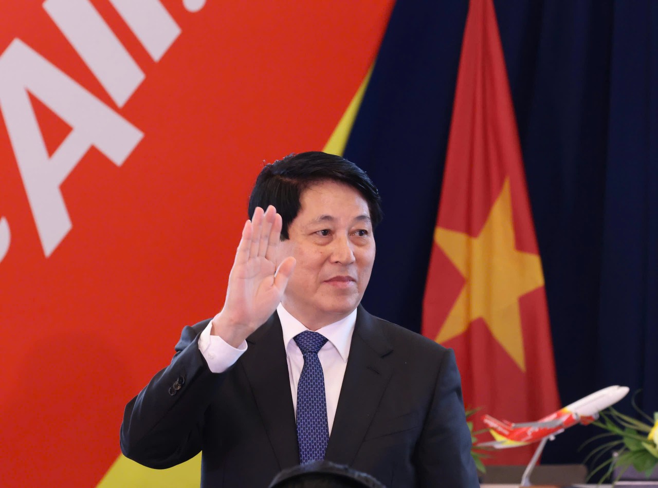 Chủ tịch nước Lương Cường chứng kiến Vietjet nhận bàn giao tàu bay Boeing đầu tiên - dấu mốc 30 năm quan hệ Việt Nam – Hoa Kỳ Chủ tịch nước Lương Cường chứng kiến Vietjet nhận bàn giao tàu bay Boeing đầu tiên - dấu mốc 30 năm quan hệ Việt Nam – Hoa Kỳ