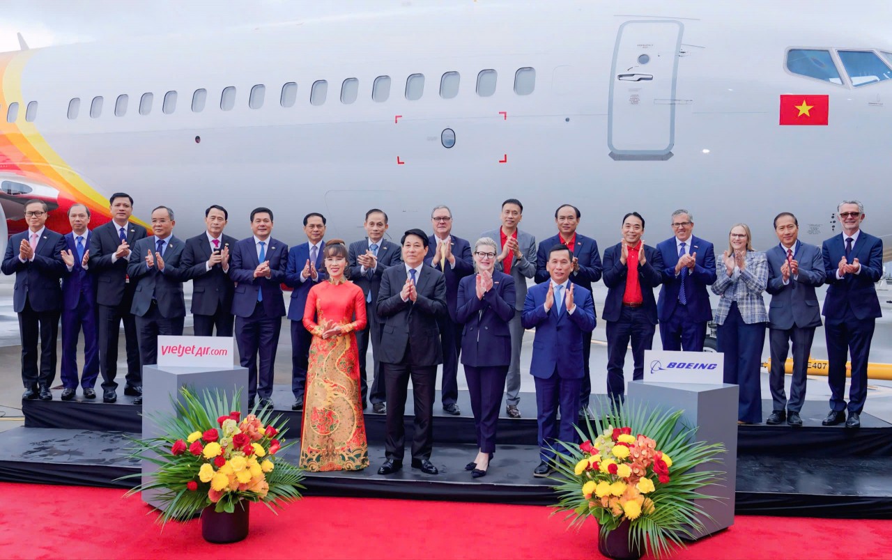 Chủ tịch nước Lương Cường chứng kiến Vietjet nhận bàn giao tàu bay Boeing đầu tiên - dấu mốc 30 năm quan hệ Việt Nam – Hoa Kỳ Chủ tịch nước Lương Cường chứng kiến Vietjet nhận bàn giao tàu bay Boeing đầu tiên - dấu mốc 30 năm quan hệ Việt Nam – Hoa Kỳ