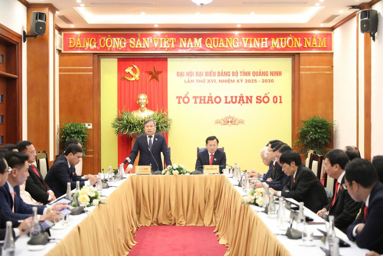 Đồng chí Vũ Đại Thắng, Uỷ viên Trung ương Đảng, Bí thư Tỉnh uỷ, Trưởng đoàn ĐBQH tỉnh phát biểu ý kiến tại Tổ thảo luận số 1. Ảnh: QMG