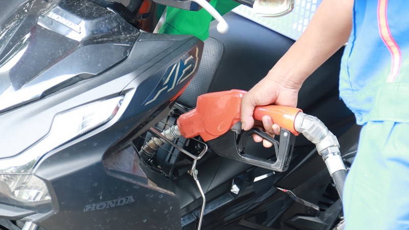 Ngày 3/10: Giá xăng dầu trong nước đồng loạt tăng, thế giới xuống mức thấp nhất 4 tháng