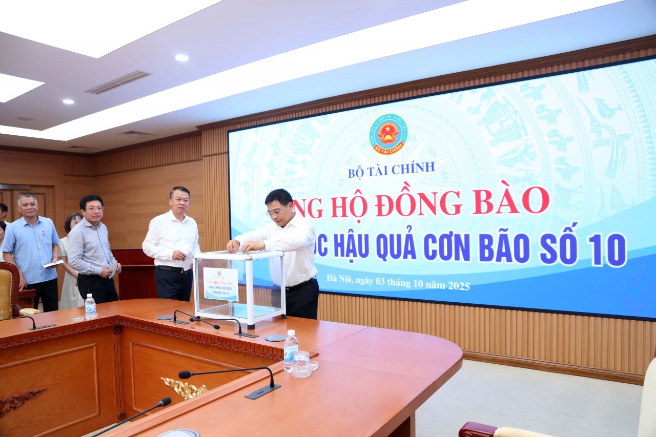 Bộ Tài chính quyên góp, ủng hộ đồng bào khắc phục hậu quả Bão số 10