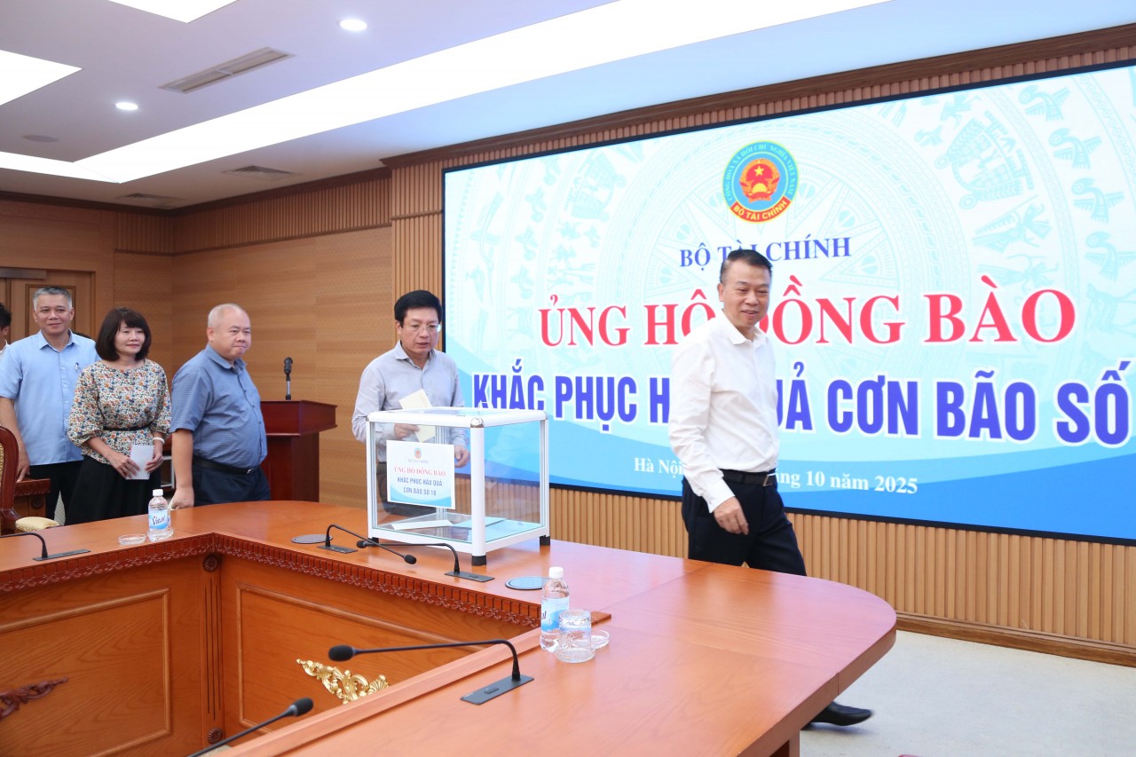 Bộ Tài chính quyên góp, ủng hộ đồng bào khắc phục hậu quả Bão số 10