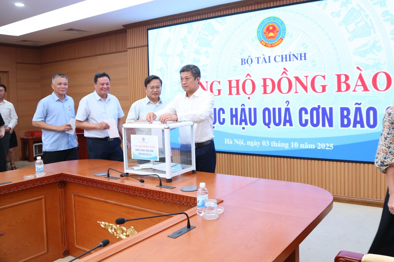 Bộ Tài chính quyên góp, ủng hộ đồng bào khắc phục hậu quả Bão số 10