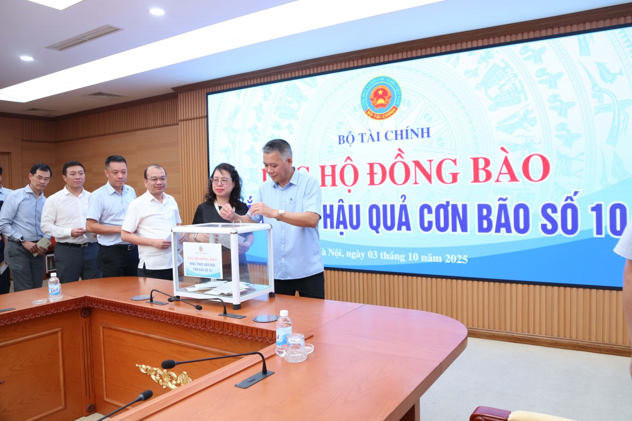Bộ Tài chính quyên góp, ủng hộ đồng bào khắc phục hậu quả Bão số 10