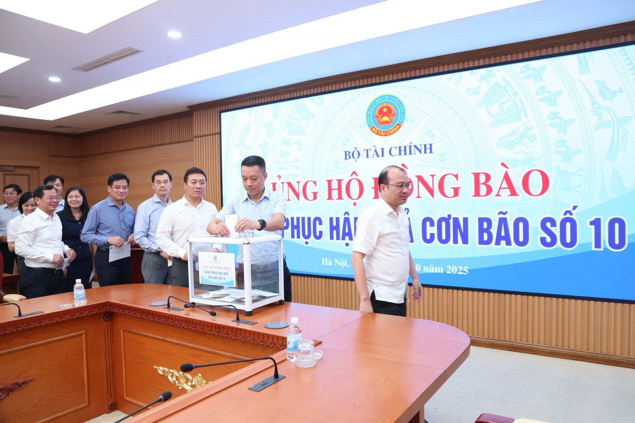 Bộ Tài chính quyên góp, ủng hộ đồng bào khắc phục hậu quả Bão số 10