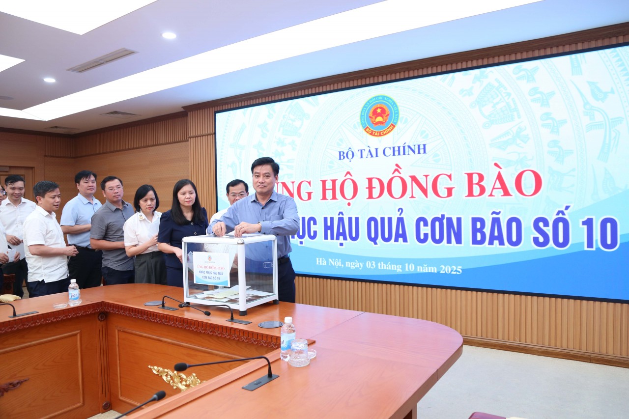 Bộ Tài chính quyên góp, ủng hộ đồng bào khắc phục hậu quả Bão số 10