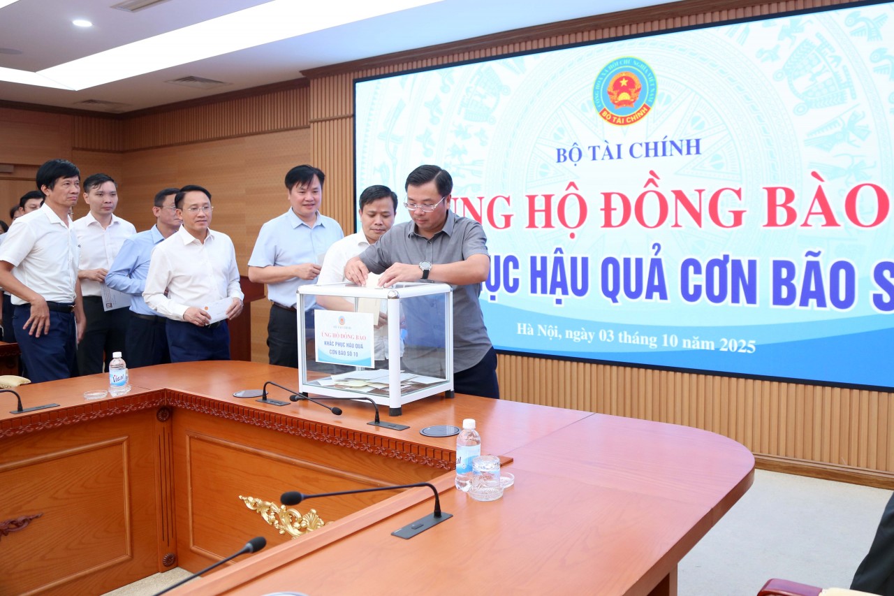 Bộ Tài chính quyên góp, ủng hộ đồng bào khắc phục hậu quả Bão số 10