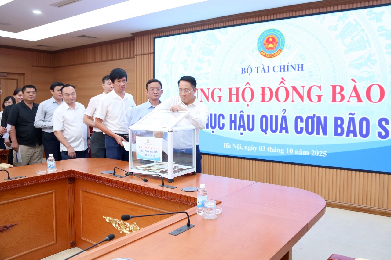 Bộ Tài chính quyên góp, ủng hộ đồng bào khắc phục hậu quả Bão số 10