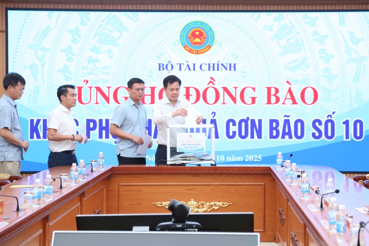 Bộ Tài chính quyên góp, ủng hộ đồng bào khắc phục hậu quả Bão số 10