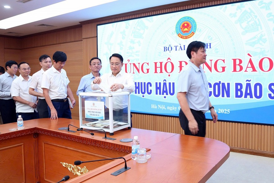 Bộ Tài chính quyên góp, ủng hộ đồng bào khắc phục hậu quả Bão số 10