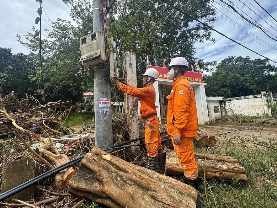 EVN yêu cầu chủ động ứng phó bão số 11 và khắc phục hậu quả bão số 10 EVN yêu cầu chủ động ứng phó bão số 11 và khắc phục hậu quả Bão số 10