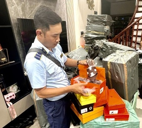 Hà Nội: Phát hiện gần 6.000 sản phẩm giày dép giả mạo nhãn hiệu nổi tiếng