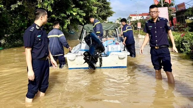 hai quan cua khau coc nam chung tay cuu tro dong bao vung lu