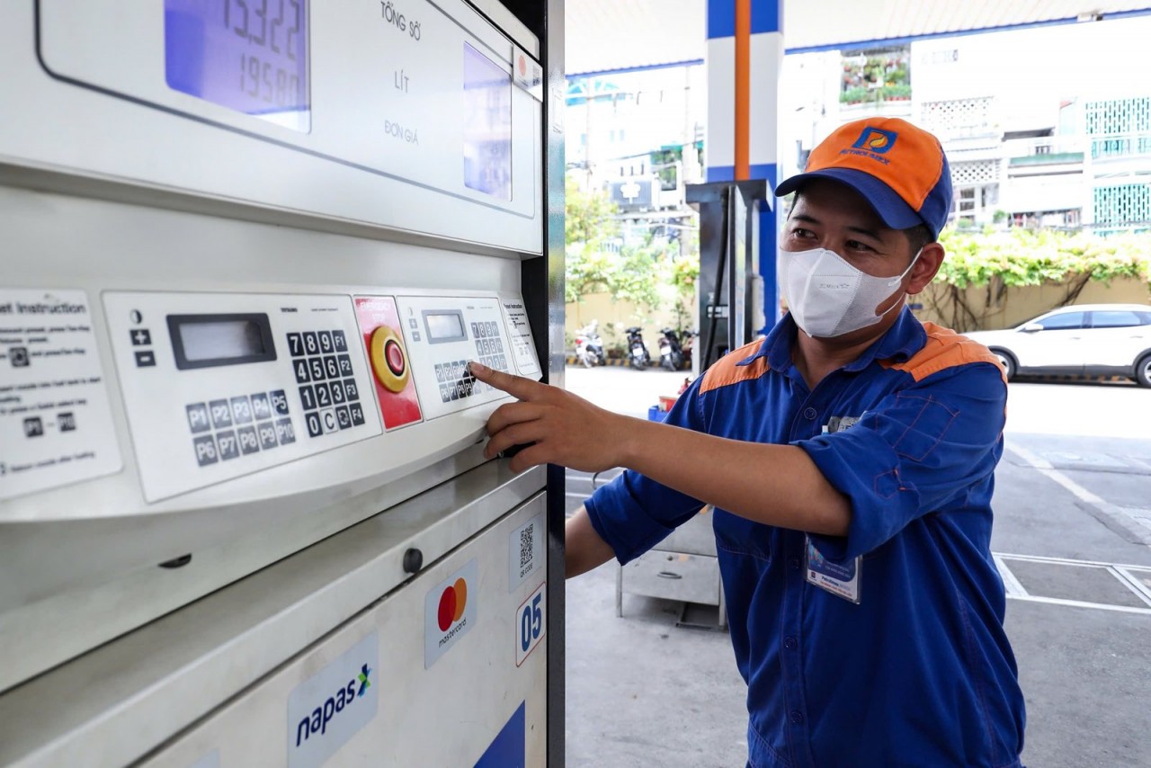 Giá xăng, dầu đồng loạt giảm chiều 9/10 Giá xăng, dầu đồng loạt giảm mạnh chiều 9/10