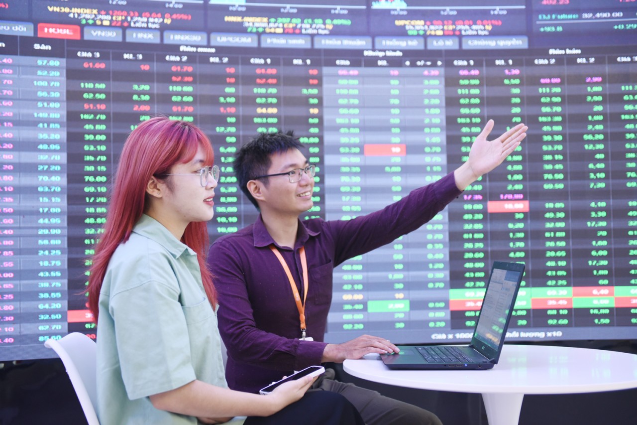 Chứng khoán ngày 13/11: VN-Index giằng co, đà hồi phục chững lại