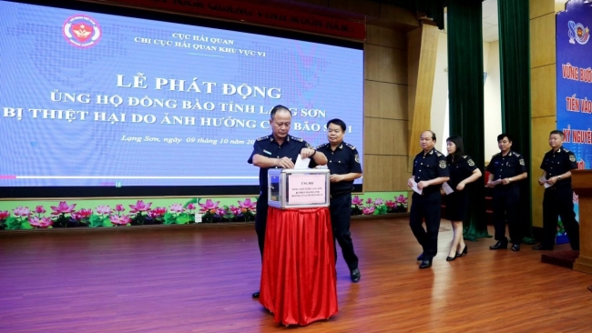 Hải quan khu vực VI quyên góp ủng hộ người dân tỉnh Lạng Sơn bị thiệt hại do cơn bão số 11