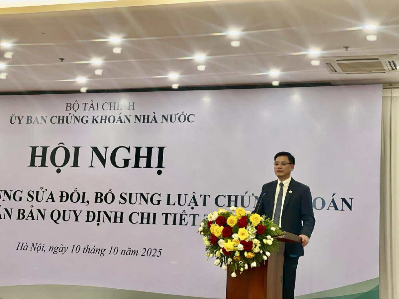 Hoàn thiện khung khổ pháp lý cho thị trường chứng khoán