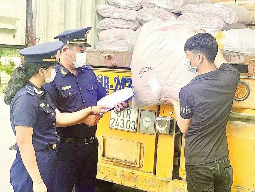 Hải quan khu vực XVII thu ngân sách đạt khá sau tinh gọn bộ máy Hải quan khu vực XVII thu ngân sách đạt khá sau tinh gọn bộ máy