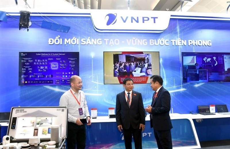 Bộ trưởng Nguyễn Văn Thắng tham quan khu triển lãm của các doanh nghiệp thuộc Bộ Tài chính