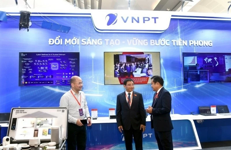 Bộ trưởng Nguyễn Văn Thắng tham quan khu triển lãm của các doanh nghiệp thuộc Bộ Tài chính Bộ trưởng Nguyễn Văn Thắng tham quan khu triển lãm của các doanh nghiệp thuộc Bộ Tài chính