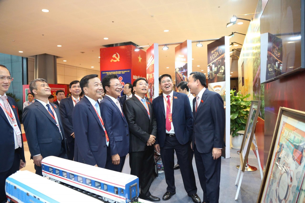 Bộ trưởng Nguyễn Văn Thắng tham quan khu triển lãm của các doanh nghiệp thuộc Bộ Tài chính