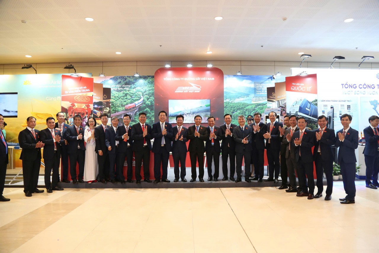 Bộ trưởng Nguyễn Văn Thắng tham quan khu triển lãm của các doanh nghiệp thuộc Bộ Tài chính