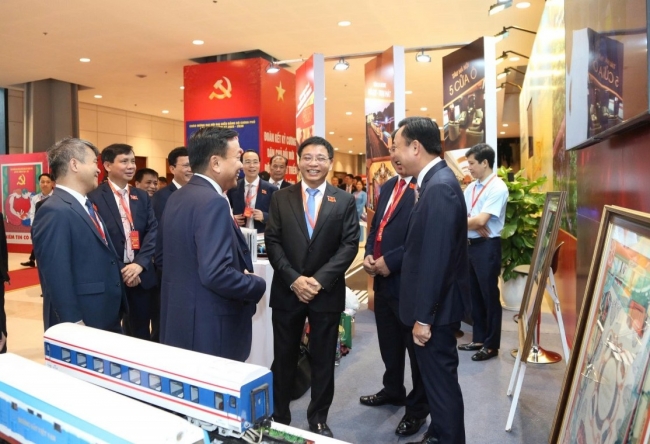 Bộ trưởng Nguyễn Văn Thắng tham quan khu triển lãm của các doanh nghiệp thuộc Bộ Tài chính