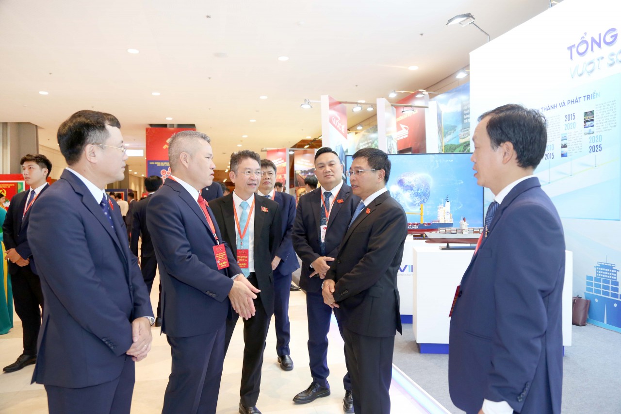 Bộ trưởng Nguyễn Văn Thắng tham quan khu triển lãm của các doanh nghiệp thuộc Bộ Tài chính