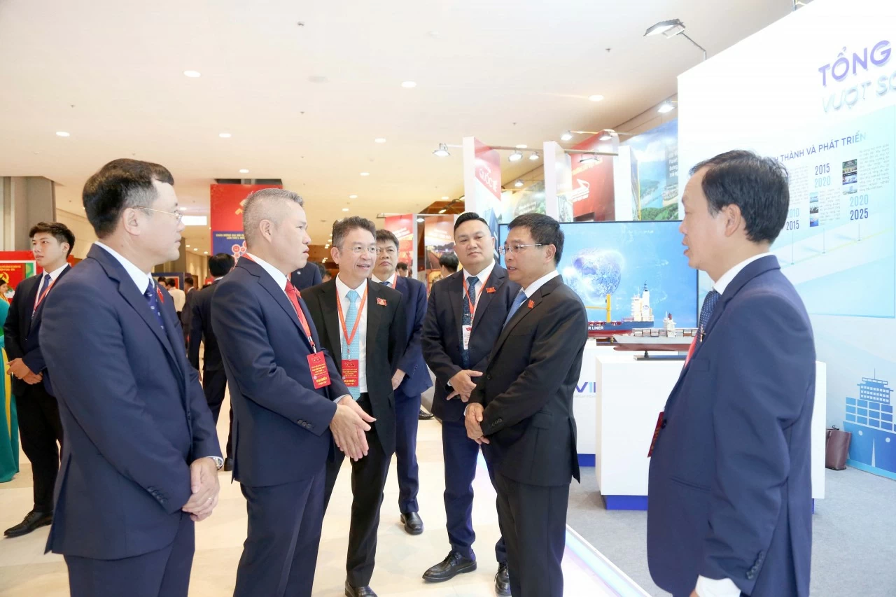 Bộ trưởng Nguyễn Văn Thắng tham quan khu triển lãm của các doanh nghiệp thuộc Bộ Tài chính Bộ trưởng Nguyễn Văn Thắng tham quan khu triển lãm của các doanh nghiệp thuộc Bộ Tài chính