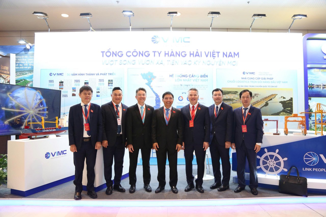 Bộ trưởng Nguyễn Văn Thắng tham quan khu triển lãm của các doanh nghiệp thuộc Bộ Tài chính