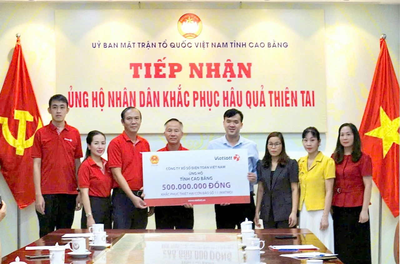Vietlott và Quỹ Tâm Tài Việt trao 2,3 tỷ đồng ủng hộ 3 tỉnh phía Bắc khắc phục hậu quả do bão số 11 Vietlott và Quỹ Tâm Tài Việt trao 2,3 tỷ đồng ủng hộ 3 tỉnh phía Bắc khắc phục hậu quả do bão số 11