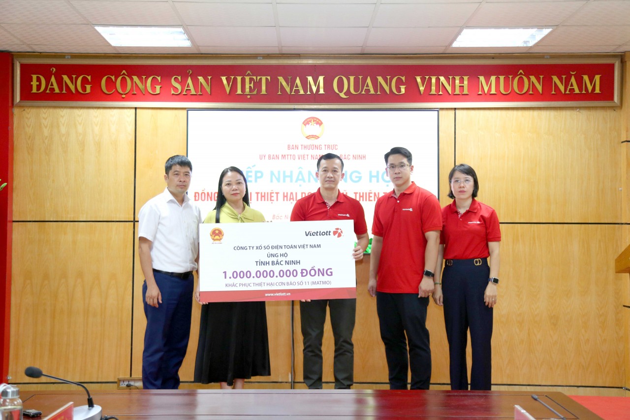 Vietlott và Quỹ Tâm Tài Việt trao 2,3 tỷ đồng ủng hộ 3 tỉnh phía Bắc khắc phục hậu quả do bão số 11