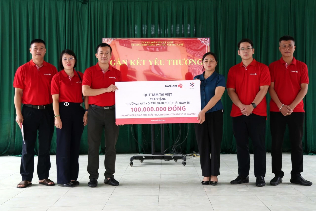 Vietlott và Quỹ Tâm Tài Việt trao 2,3 tỷ đồng ủng hộ 3 tỉnh phía Bắc khắc phục hậu quả do bão số 11 Vietlott và Quỹ Tâm Tài Việt trao 2,3 tỷ đồng ủng hộ 3 tỉnh phía Bắc khắc phục hậu quả do bão số 11