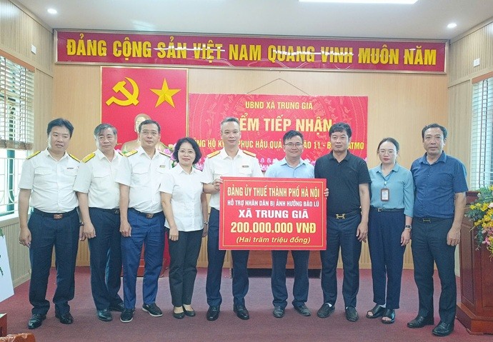 Thuế TP. Hà Nội trao ủng hộ người dân khắc phục hậu quả bão số 11