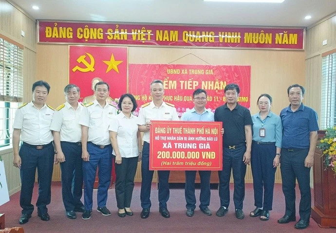 Thuế TP. Hà Nội trao ủng hộ người dân khắc phục hậu quả bão số 11 Thuế TP. Hà Nội trao ủng hộ người dân khắc phục hậu quả bão số 11