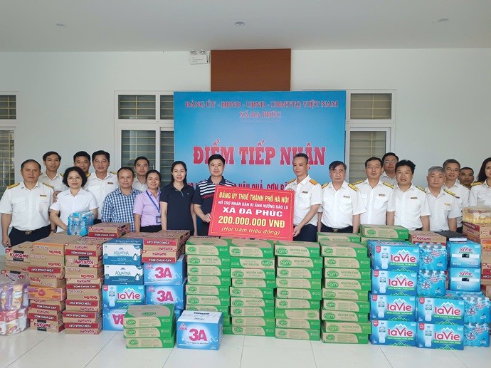 Thuế TP. Hà Nội trao ủng hộ người dân khắc phục hậu quả bão số 11