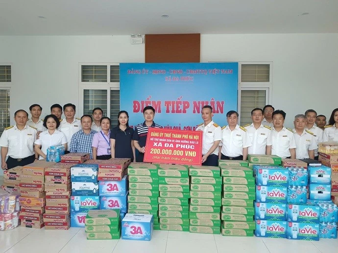 Thuế TP. Hà Nội trao ủng hộ người dân khắc phục hậu quả bão số 11 Thuế TP. Hà Nội trao ủng hộ người dân khắc phục hậu quả bão số 11