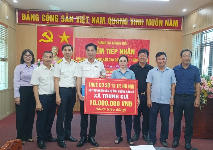 Thuế TP. Hà Nội trao ủng hộ người dân khắc phục hậu quả bão số 11