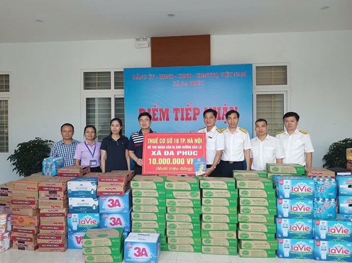 Thuế TP. Hà Nội trao ủng hộ người dân khắc phục hậu quả bão số 11