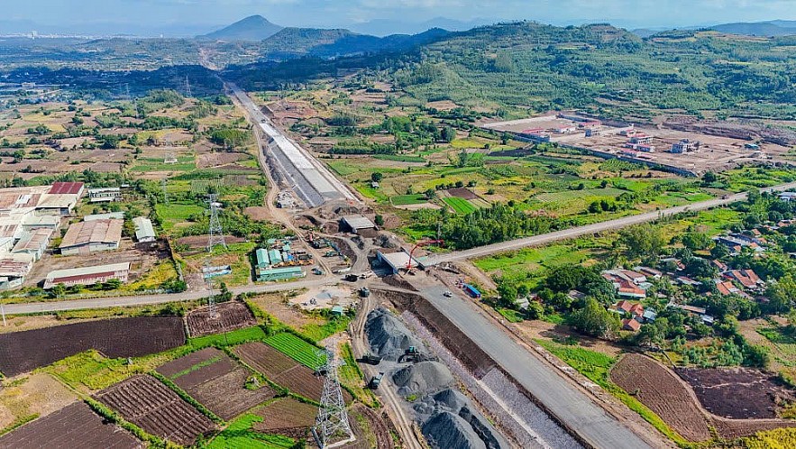 Đầu tư công tạo “chu kỳ vàng” mới cho ngành hạ tầng và vật liệu xây dựng