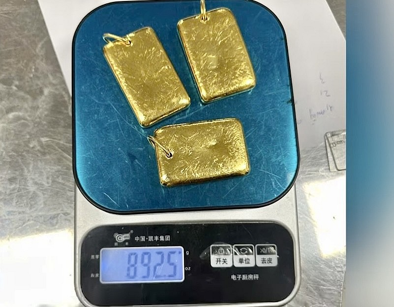 Chuyển công an vụ hành khách mang 3 miếng kim loại nghi là vàng