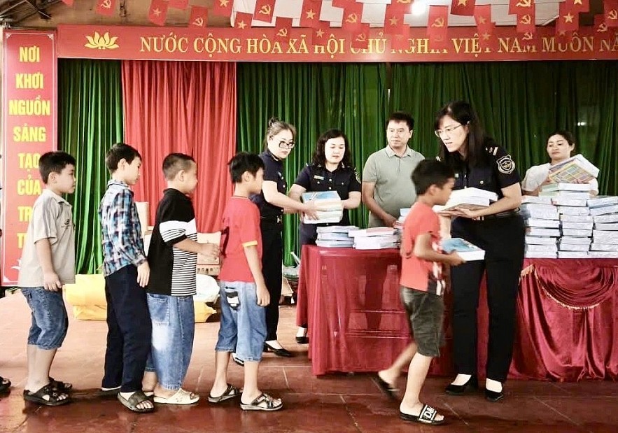 undefined Lạng Sơn: Hải quan khu vực VI trao hơn 500 suất quà cho học sinh vùng chịu ảnh hưởng của bão số 11