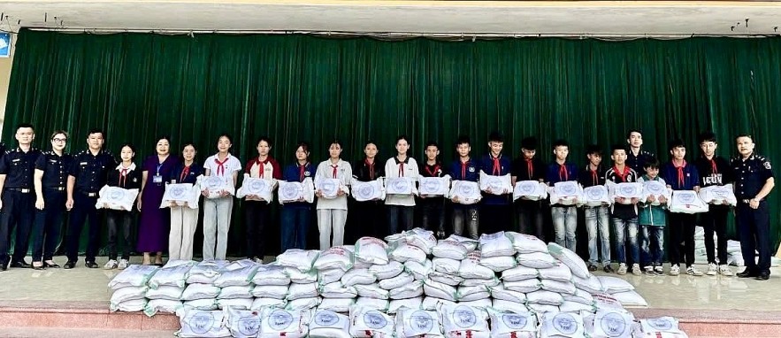 undefined Lạng Sơn: Hải quan khu vực VI trao hơn 500 suất quà cho học sinh vùng chịu ảnh hưởng của bão số 11