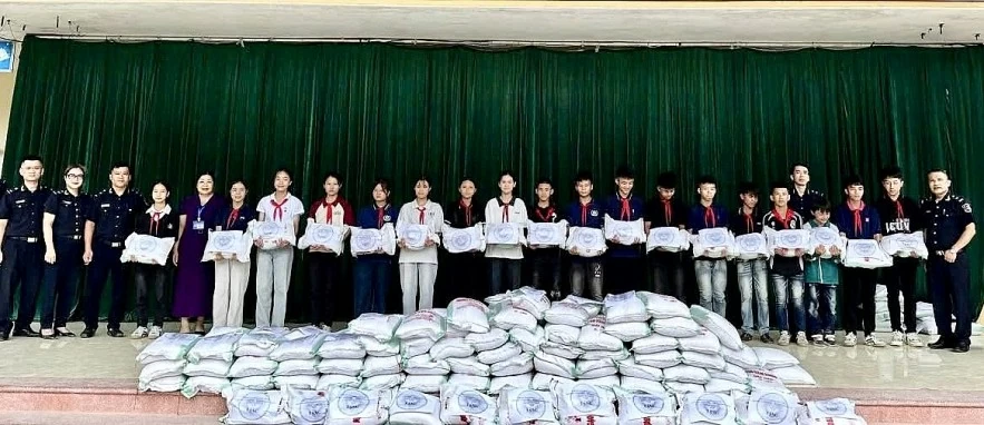 Lạng Sơn: Hải quan khu vực VI trao hơn 500 suất quà cho học sinh vùng chịu ảnh hưởng của bão số 11