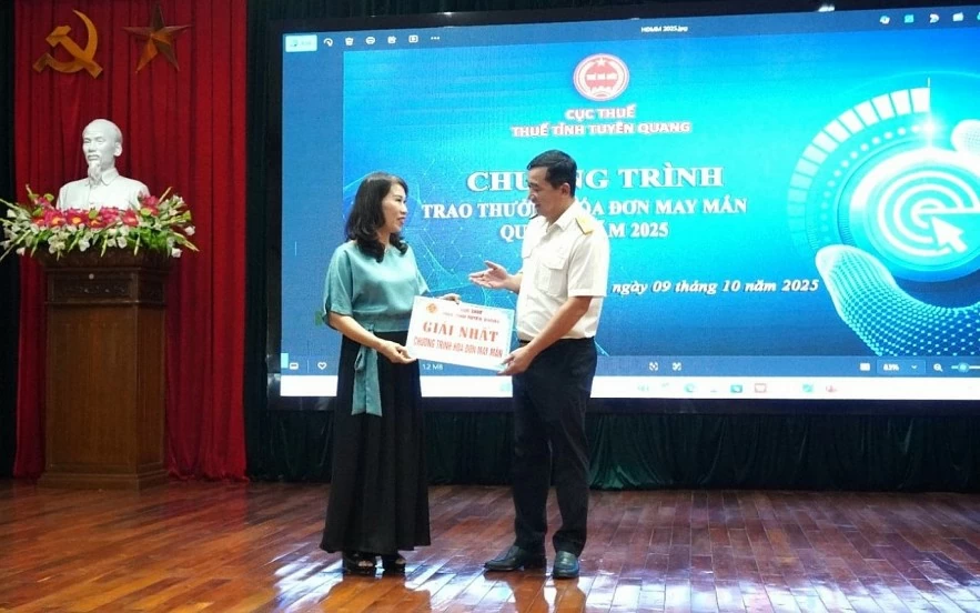 Thuế tỉnh Tuyên Quang trao thưởng hóa đơn may mắn quý I, II