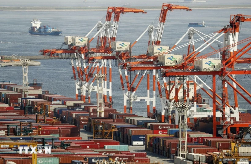 IMF: Nhật Bản có thể rơi xuống vị trí nền kinh tế lớn thứ năm thế giới Cảng hàng hóa ở Tokyo, Nhật Bản. (Ảnh: Kyodo/TTXVN)