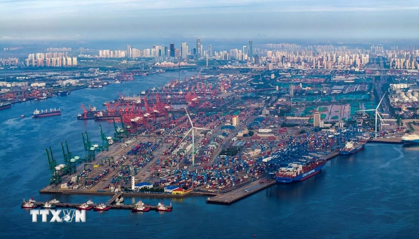 WTO: Căng thẳng thương mại Mỹ - Trung làm giảm 7% sản lượng kinh tế toàn cầu Quang cảnh cảng hàng hóa tại Thiên Tân, Trung Quốc. (Ảnh: THX/TTXVN)
