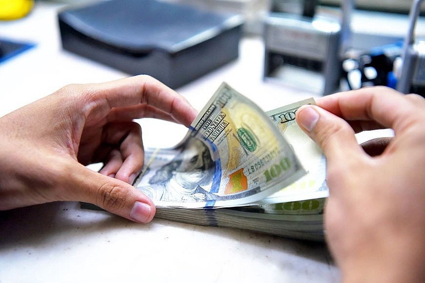 Tỷ giá USD hôm nay (18/10): Ngân hàng giảm, thị trường tự do tăng mạnh