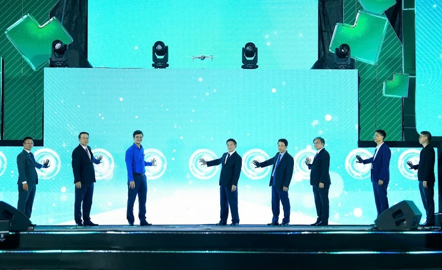 Từ mỗi cú chạm thanh toán số, đến Từ mỗi cú chạm thanh toán số, đến